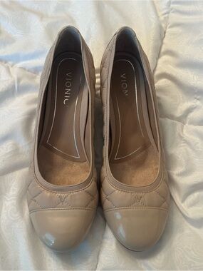 Vionic taupe tan brown heels size 8.5 like new